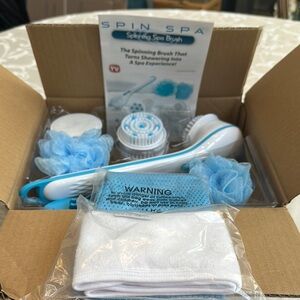 Brand New Spin Spa Spinning Spa Brush with Blue & White Accessories